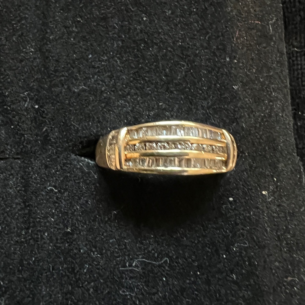 Diamond and 10kt gold Ring, approx Size 6